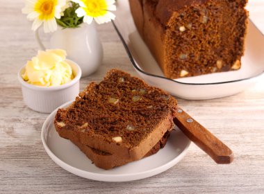 Çavdar ekmeği, portakal kabuğu ve fındık.