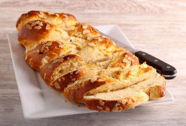 Tabakta taze ev yapımı örgü ekmek, dilimlenmiş.