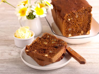 Çavdar ekmeği, portakal kabuğu ve fındık.