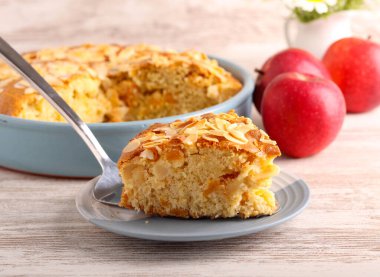 Elmalı ve bademli kayısılı kek.