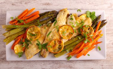 Kuşkonmaz ve havuçlu limon balığı.