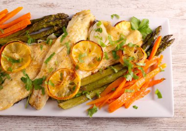 Kuşkonmaz ve havuçlu limon balığı.