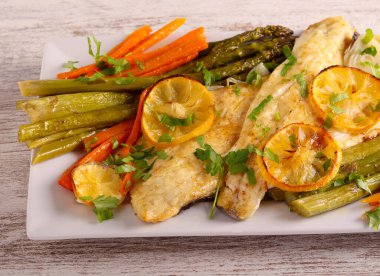 Kuşkonmaz ve havuçlu limon balığı.