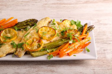 Kuşkonmaz ve havuçlu limon balığı.