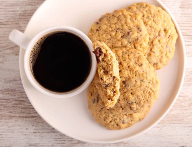 Bir fincan kahveli yulaflı çikolatalı kurabiye.