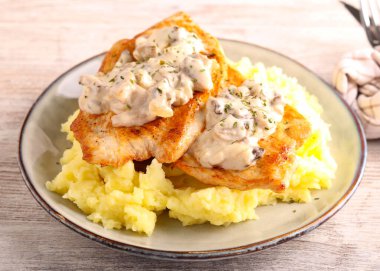 Patates püresiyle servis edilen mantar soslu hindi göğsü..