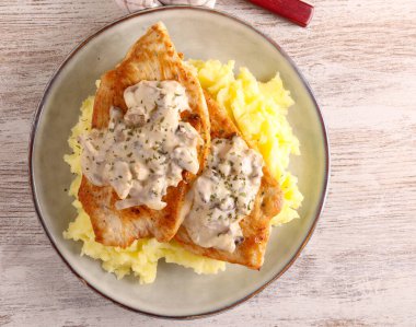 Patates püresiyle servis edilen mantar soslu hindi göğsü..