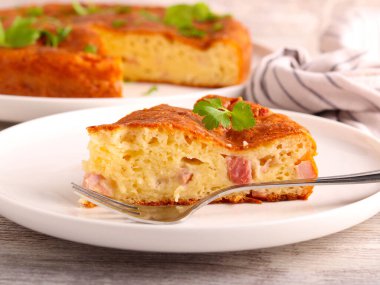 Peynirli ve jambonlu tatlı, piknik ya da brunch keki, tabakta dilimlenmiş.