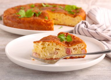 Peynirli ve jambonlu tatlı, piknik ya da brunch keki, tabakta dilimlenmiş.