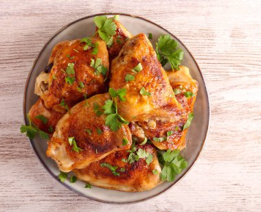 Kızarmış tavuk butları tabakta.