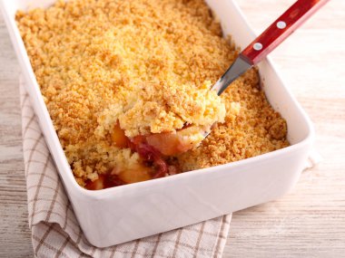 Karışık meyve, böğürtlen ve Hindistan cevizli kek.