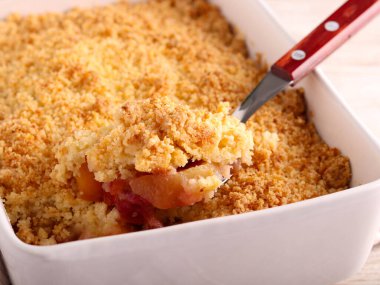 Karışık meyve, böğürtlen ve Hindistan cevizli kek.