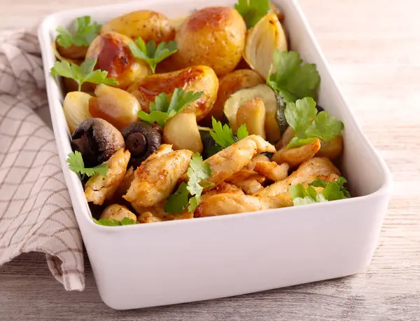 烤火鸡胸带与蘑菇 土豆和天蝎在一个铁罐 图库图片