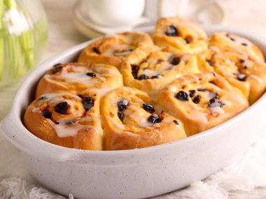 Kuru üzümlü börek ve krema.