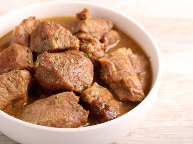 bir kase içinde sığır eti güveç