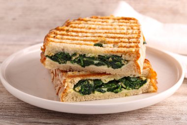 Ispanak ve yumurtalı sandviç tabakta.