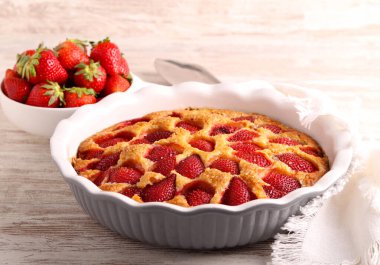 Kavanoz içinde çilekli mısır unu keki.