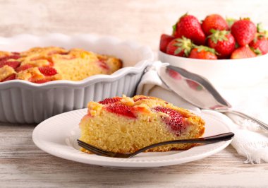 Bir dilim çilekli mısır unu keki, tabakta servis edilir.