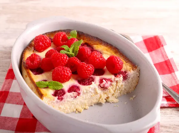 Raspberry Cheesecake Baking Tin ロイヤリティフリーのストック写真