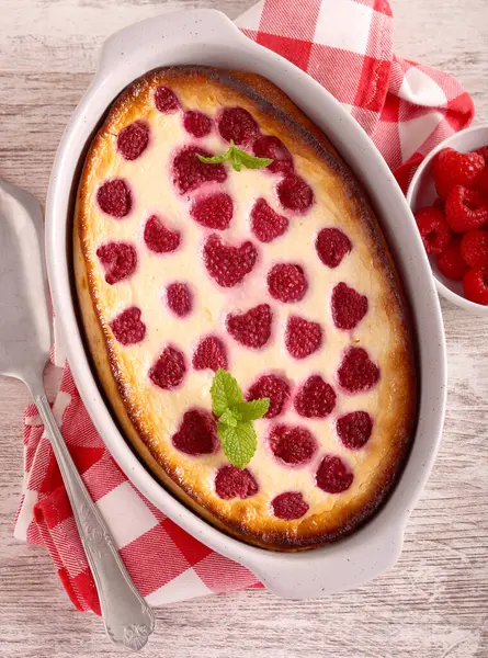 Raspberry Cheesecake Baking Tin ロイヤリティフリーのストック画像