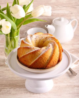 Ev yapımı halka kek ve tabakta krema