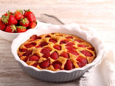 Kavanoz içinde çilekli mısır unu keki.