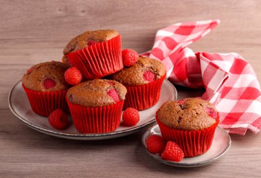 Çikolata ve ahududulu kekler, tabakta.