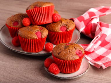 Çikolata ve ahududulu kekler, tabakta.