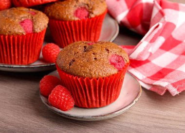 Çikolata ve ahududulu kekler, tabakta.