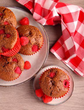 Çikolata ve ahududulu kekler, tabakta.