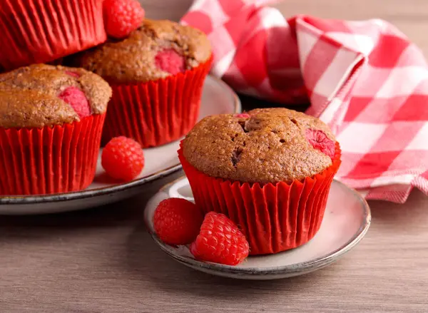 Çikolata ve ahududulu kekler, tabakta.