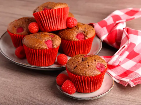 Çikolata ve ahududulu kekler, tabakta.