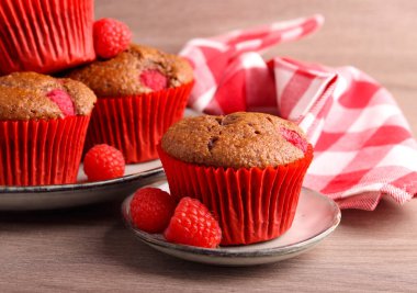 Çikolata ve ahududulu kekler, tabakta.