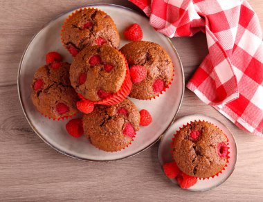 Çikolata ve ahududulu kekler, tabakta.