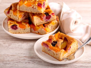 Tam tahıllı ve meyveli kek dilimleri..