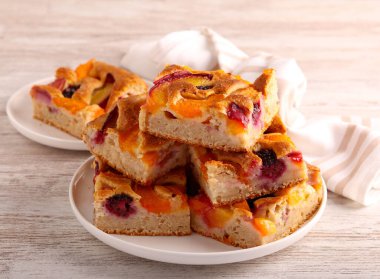 Tam tahıllı ve meyveli kek dilimleri..