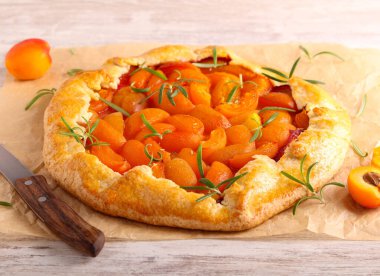 Kayısı ve biberiyeli pasta.