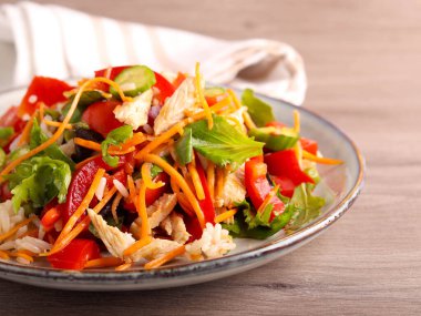 Karışık sebze, tavuk ve pirinç salatası.