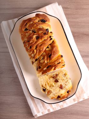 Tarçınlı üzüm ve fındıklı babka keki.