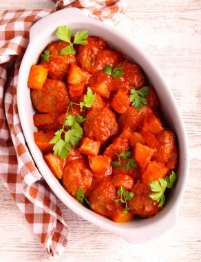 Baharatlı domates soslu ananaslı tatlı ve ekşi köfteler.