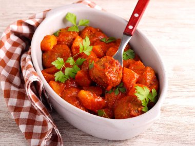 Baharatlı domates soslu ananaslı tatlı ve ekşi köfteler.