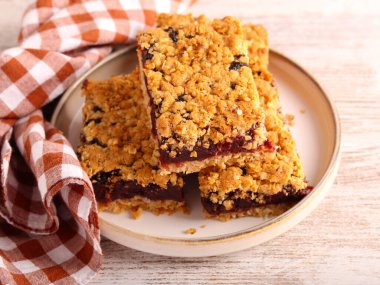 Tarih ve elma dolgulu yulaf çubukları