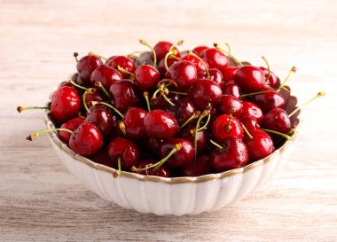 Taze yıkanmış tatlı kirazlar bir kasede