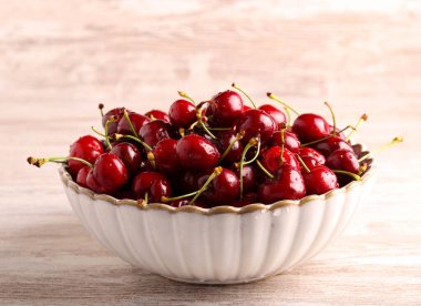 Taze yıkanmış tatlı kirazlar bir kasede