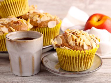 Nektarin ve bademli kek, servis edilir.