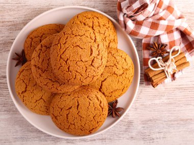 Baharatlı kurabiyeler, zencefilli bisküviler tabakta