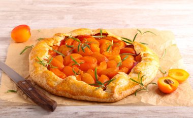 Kayısı ve biberiyeli pasta.