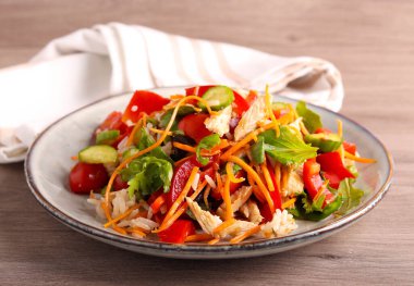 Karışık sebze, tavuk ve pirinç salatası.