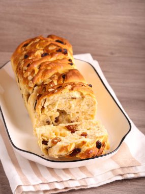 Tarçınlı üzüm ve fındıklı babka keki.