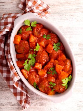 Baharatlı domates soslu ananaslı tatlı ve ekşi köfteler.